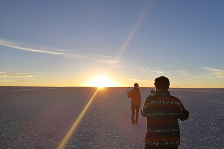 Stjärnklar natt och soluppgång i Uyuni | privat tur