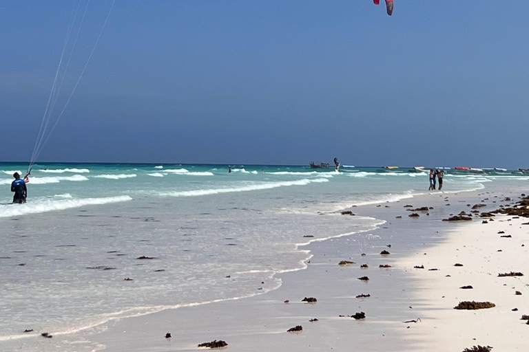 KiteSurf: Prywatne lekcje przed Mnemba, Zanzibar - początkujący/średnio zaawansowaniKitesurfing: prywatne lekcje przed Mnembą, Zanzibar – poziom początkujący/średnio zaawa