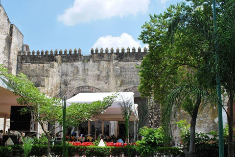 Tour durch Cuernavaca: Besuch von Xochicalco und Diego Rivera WandmalereienPrivat