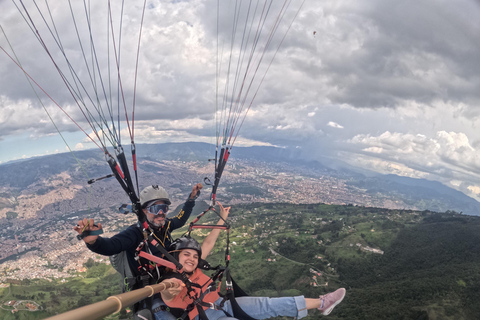 Paragliding över Medellin i San Felix med skytteltrafikParagliding över Medellin i San Felix en fantastisk upplevelse