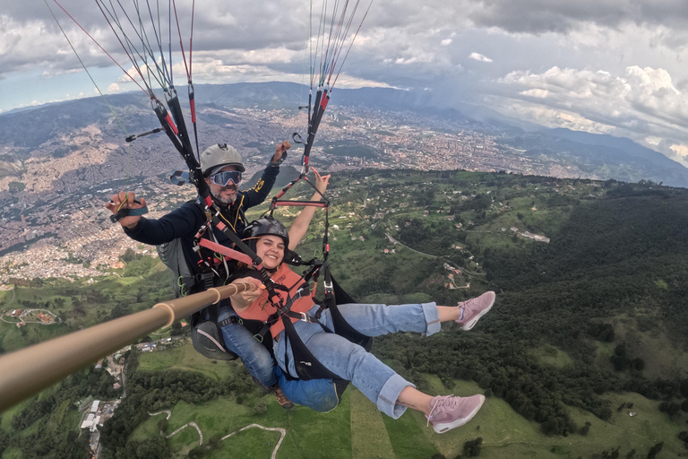 Paragliding över Medellin i San Felix med skytteltrafikParagliding över Medellin i San Felix en fantastisk upplevelse