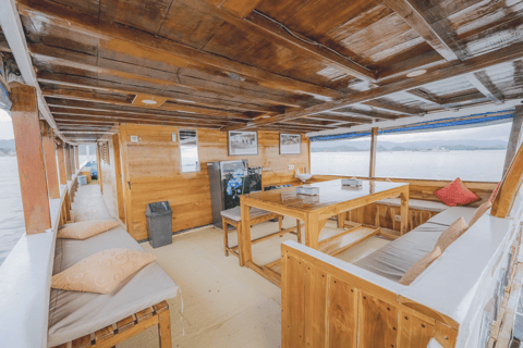 Labuan Bajo: 3-Day Komodo Sailing & Overland Tour, 12 Stops Standard Boat | 3-Day Komodo Sailing | 9 Stops | No Overland