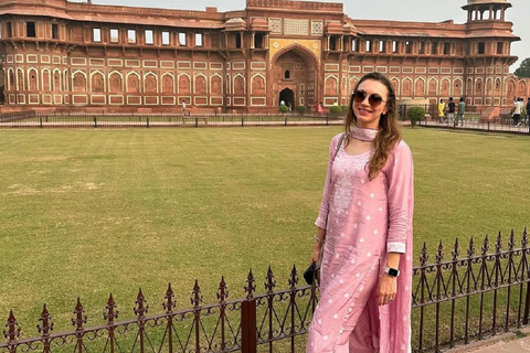 Aluga um sari ou um pijama kurta para visitar o Taj Mahal e tirar fotografias