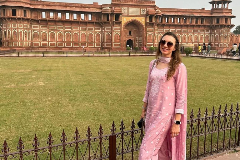 Aluga um sari ou um pijama kurta para visitar o Taj Mahal e tirar fotografias