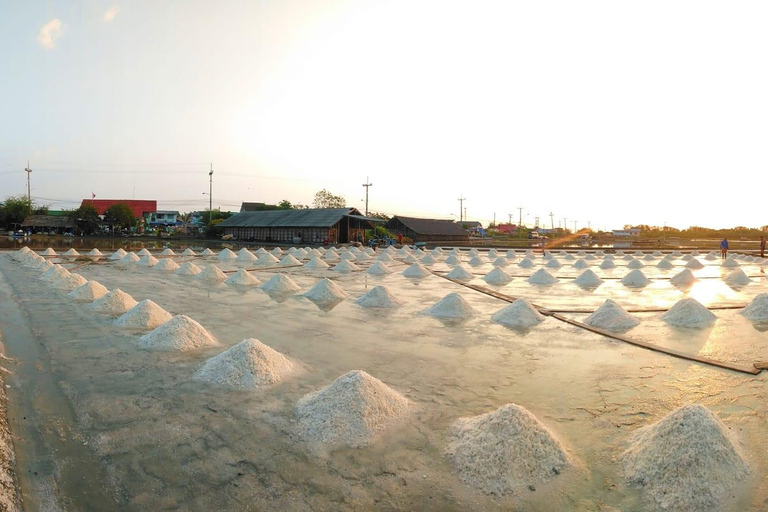 Bangkok: Maeklong Railway and Damnoen Saduak Market Tour Bangkok: Maeklong Railway, Floating Market & Wat Bangkrung