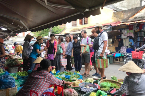 Escola de culinária vegana de Hoi An com um chef local e barco com cesta