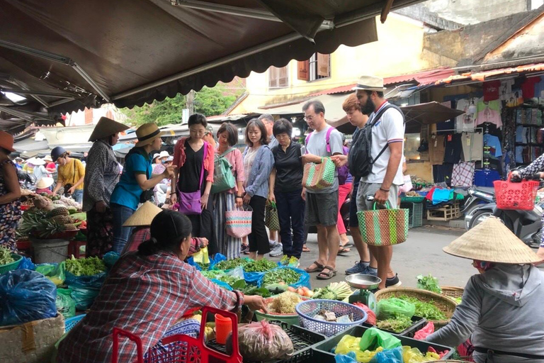 École de cuisine végétalienne à Hoi An avec un chef local et un bateau-panier