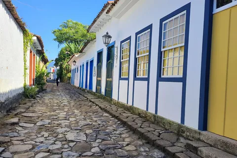 STADTFÜHRUNG IN PARATY: Private Strände und kolonialer Charme