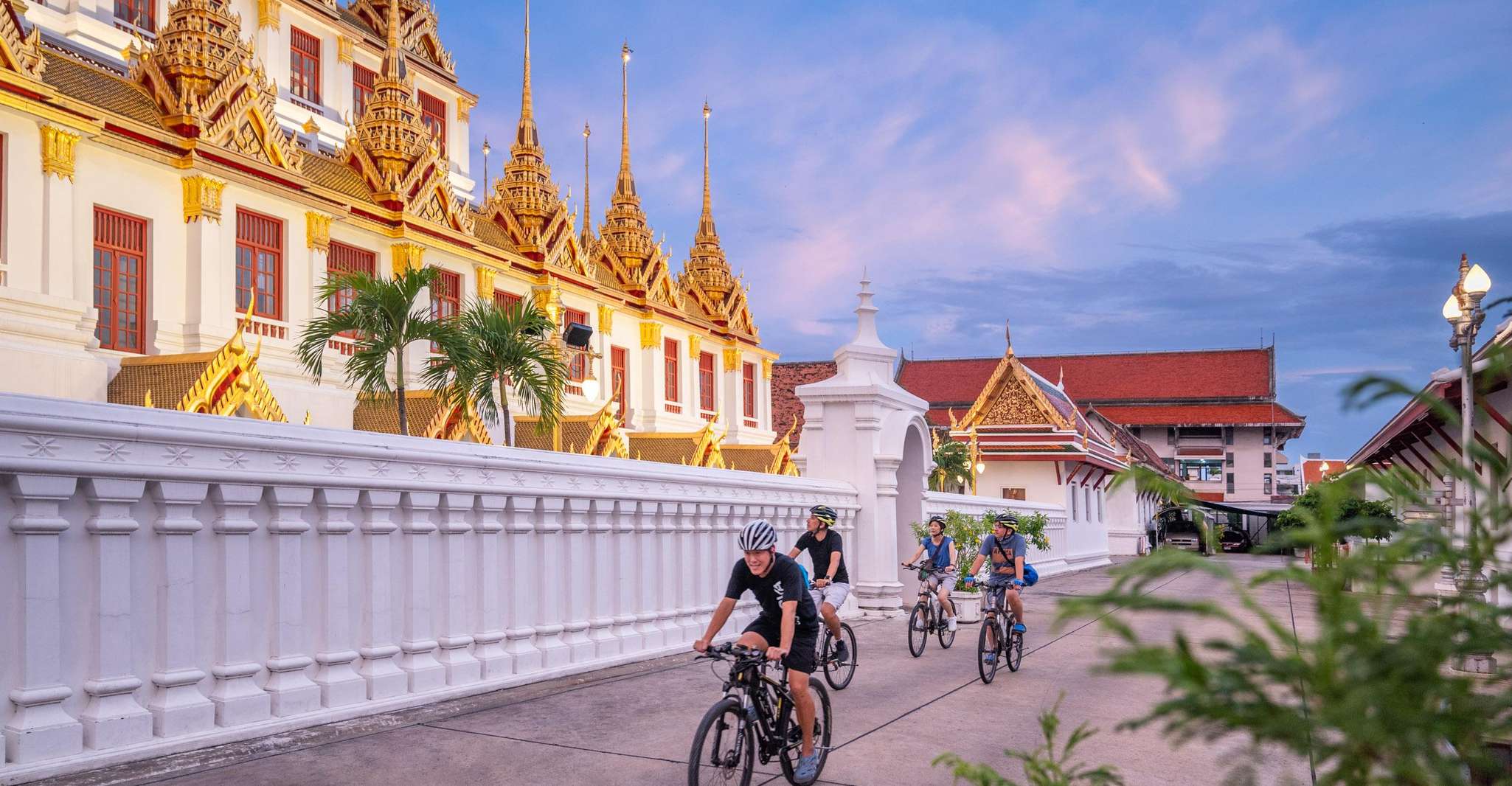 Bangkok: Night Bike Tour with Temples & Flower Market Visit