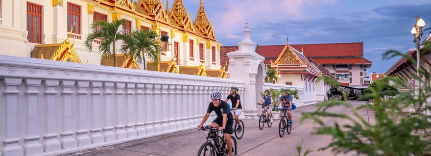 Bangkok : Visite nocturne à vélo avec visite des temples et du marché aux fleurs