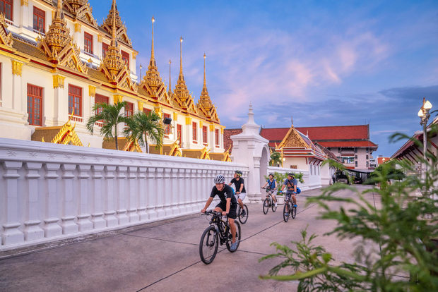 Bangkok: Nattcykeltur Kvällstur på cykel med tempel och besök på blomstermarknaden