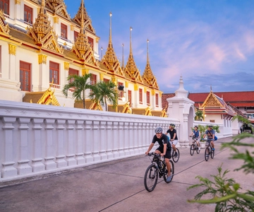 Bangkok: Night Bike Tour with Temples & Flower Market Visit