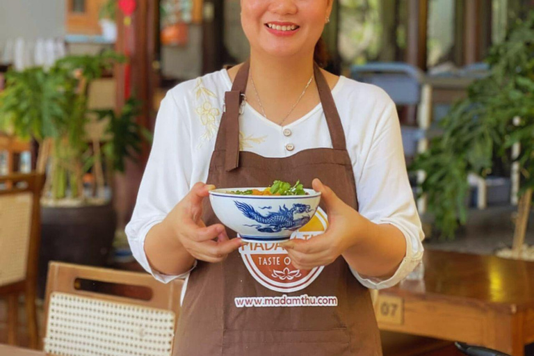 顺化市：顺化牛肉面工作坊 - 顺化传统美食之旅顺化牛肉面汤烹饪工作坊和当地市场之旅