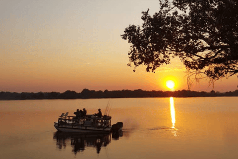 Cataratas Victoria: safari de pesca del tigre en el río Chobe con almuerzoCataratas Victoria: safari de pesca del tigre en el río Chobe con almuerzo incluido