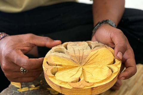 Experiência de escultura em madeira em Ubud