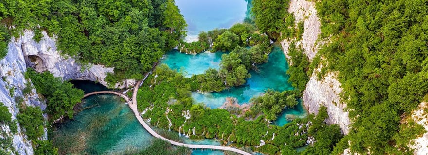 Lacs de Plitvice : visite guidée avec trajet en bateau et en train