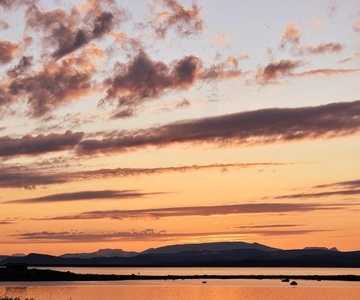Kiruna: vistas do cume do Ártico sob o sol da meia-noite