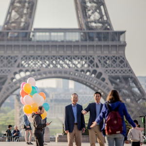 Paris: Eiffelturm-Führung & 24-Stunden-Hop-On-Bus-Kombi
