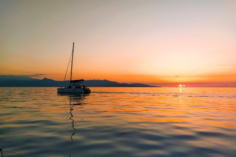 Hersonissos: Excursión en Catamarán al Atardecer con Comida y Bebidas