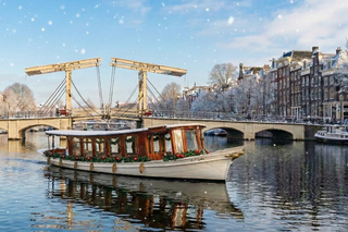 Amsterdam: Heated Cruise with Local Guide & Optional Drinks