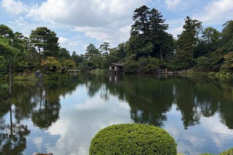 Kanazawa: Samurai, Castle & Geisha Private Bus Tour