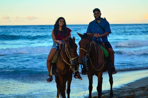 Punta Cana : Randonnée à cheval avec coucher de soleil sur la plage de Macao