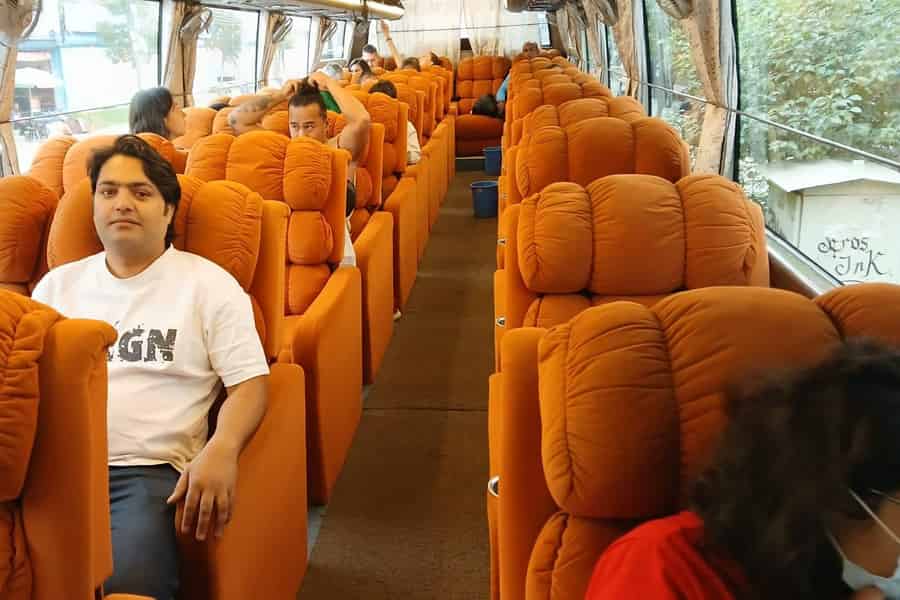 Chitwan: nach Kathmandu/Pokhara/Bandipur Touristenbus. Foto: GetYourGuide Chitwan: nach Kathmandu/Pokhara/Bandipur Touristenbus. Foto: GetYourGuide