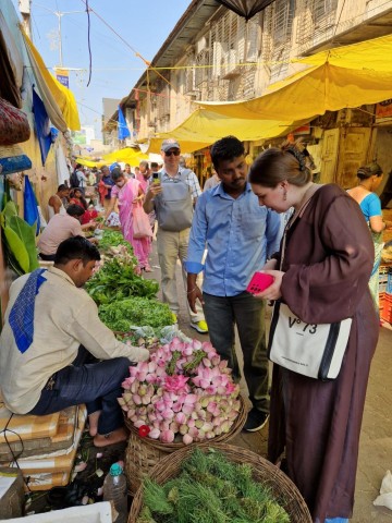 Visit Mumbai at Dawn Early Morning Markets and Temples Tour in Mumbai