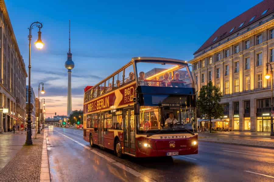 Berlin: Live-geführte Sightseeing Tour im offenen Bus am Abend. Foto: GetYourGuide