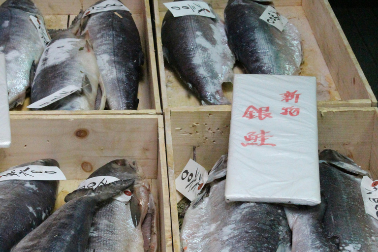 Tokyo: Tsukiji Fish Market Street Food&Sake Tour UPGRADED PREMIUM PACK