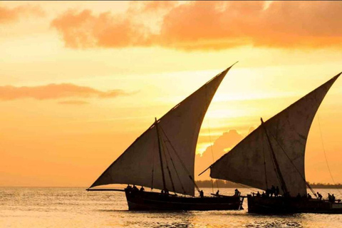 FRÅN NUNGWI; UPPLEVELSE AV DHOW-KRYSSNING I SOLNEDGÅNGENNungwi Beach; Upplevelse med Dhow-kryssning i solnedgången