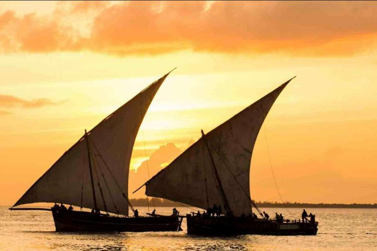 FRÅN NUNGWI; UPPLEVELSE AV DHOW-KRYSSNING I SOLNEDGÅNGENNungwi Beach; Upplevelse med Dhow-kryssning i solnedgången