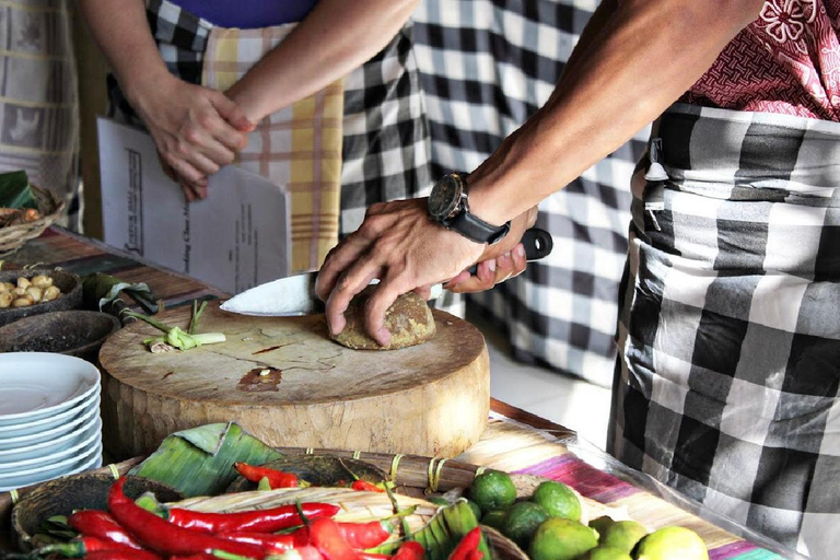 Cours de cuisine traditionnelle balinaise dans une rizièreCours de cuisine traditionnelle balinaise de rizière