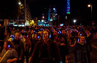 Berlin: Walk and Dance Silent Disco Tour mit 80s / 90s