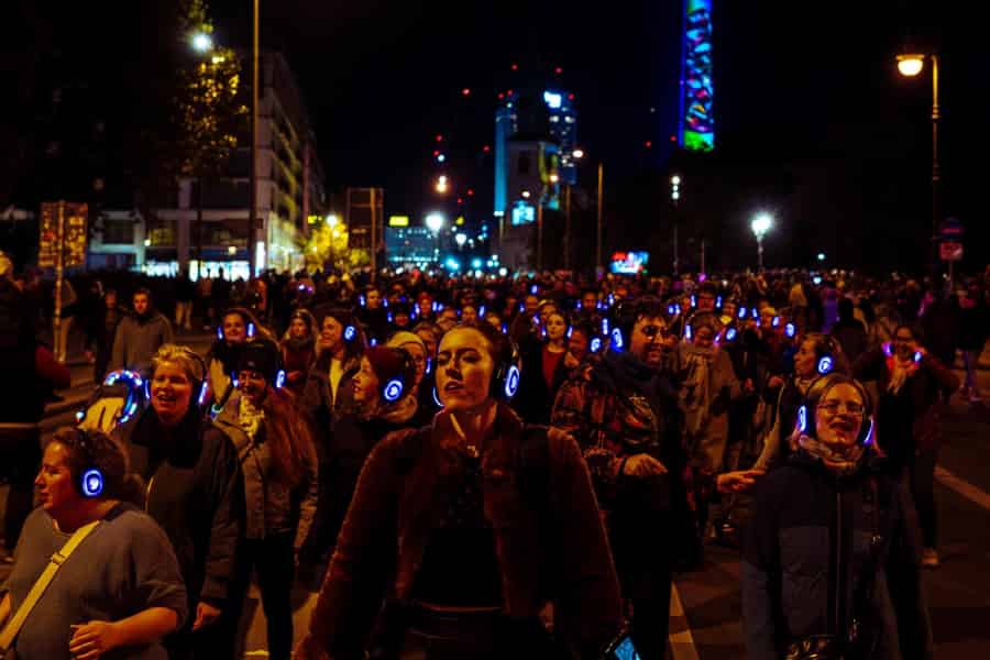Berlin: Walk and Dance Silent Disco Tour mit 80s / 90s. Foto: GetYourGuide Berlin: Walk and Dance Silent Disco Tour mit 80s / 90s. Foto: GetYourGuide