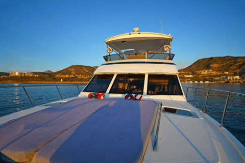 La Paz: Deluxe Yacht Adventure with Paddleboarding