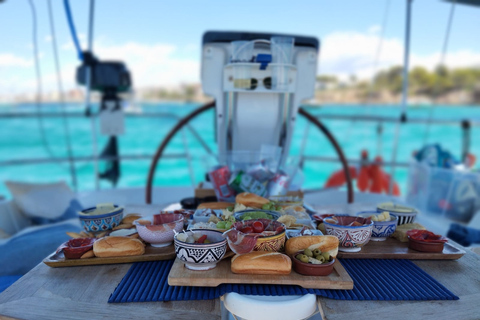 Zatoka Palma: Wycieczka żaglówką z zabawkami wodnymi, przekąskami i napojamiAll inclusive, wynajem łodzi i zajęcia na wodzie