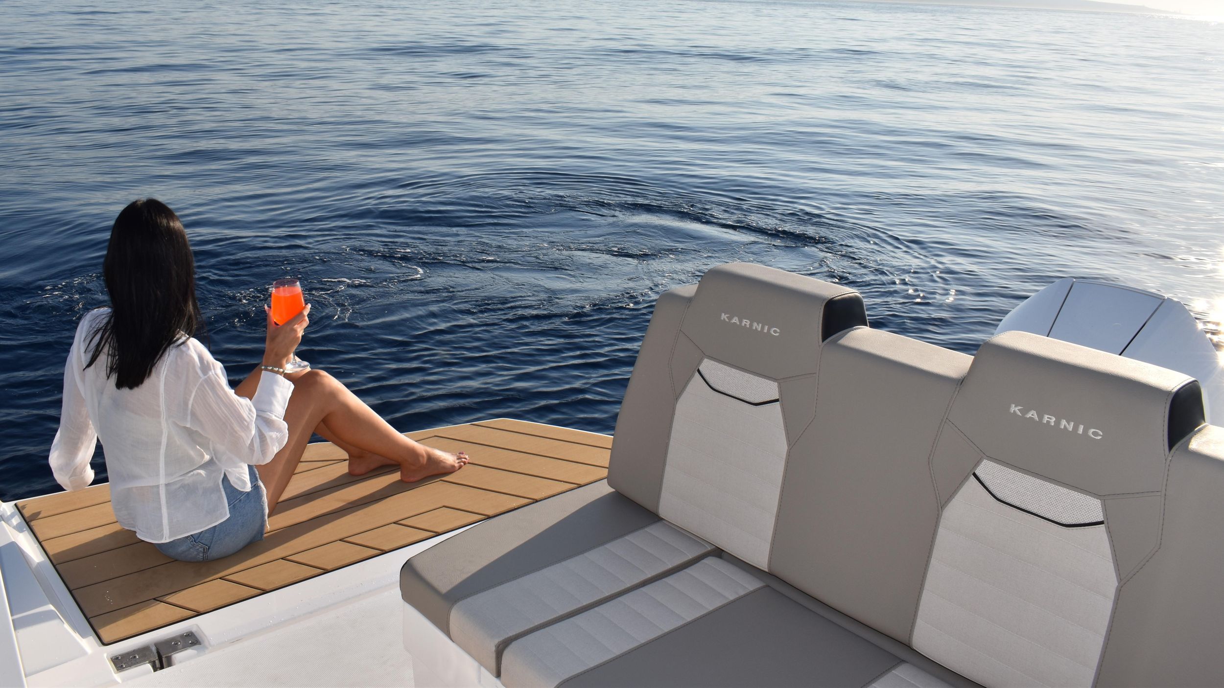 Blaue Lagune: Karnic CS10 Privatyacht mit Obst