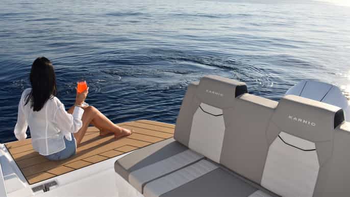 Blue Lagoon: Iate privado Karnic CS10 com frutas