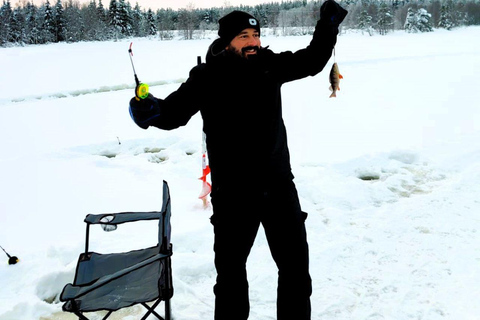Avventura di pesca sul ghiaccio a Levi con zuppa di salmoneAvventura di pesca sul ghiaccio a Levi con la zuppa di salmone