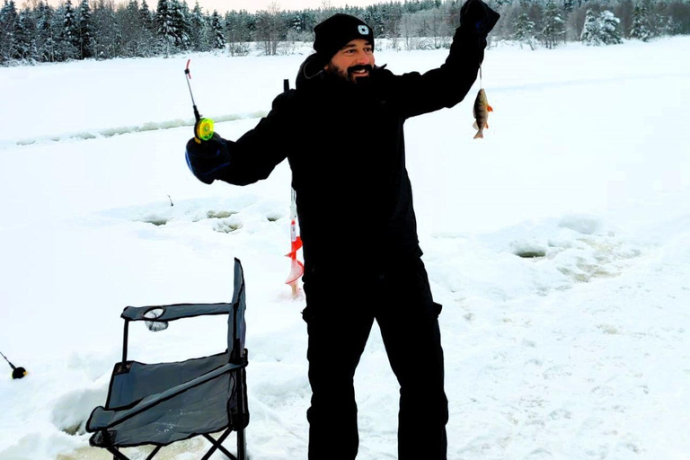 Avventura di pesca sul ghiaccio a Levi con zuppa di salmoneAvventura di pesca sul ghiaccio a Levi con la zuppa di salmone