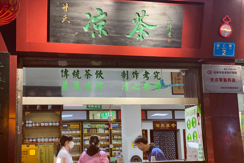 Guilin: Private City Tour with Coffee & Street Food