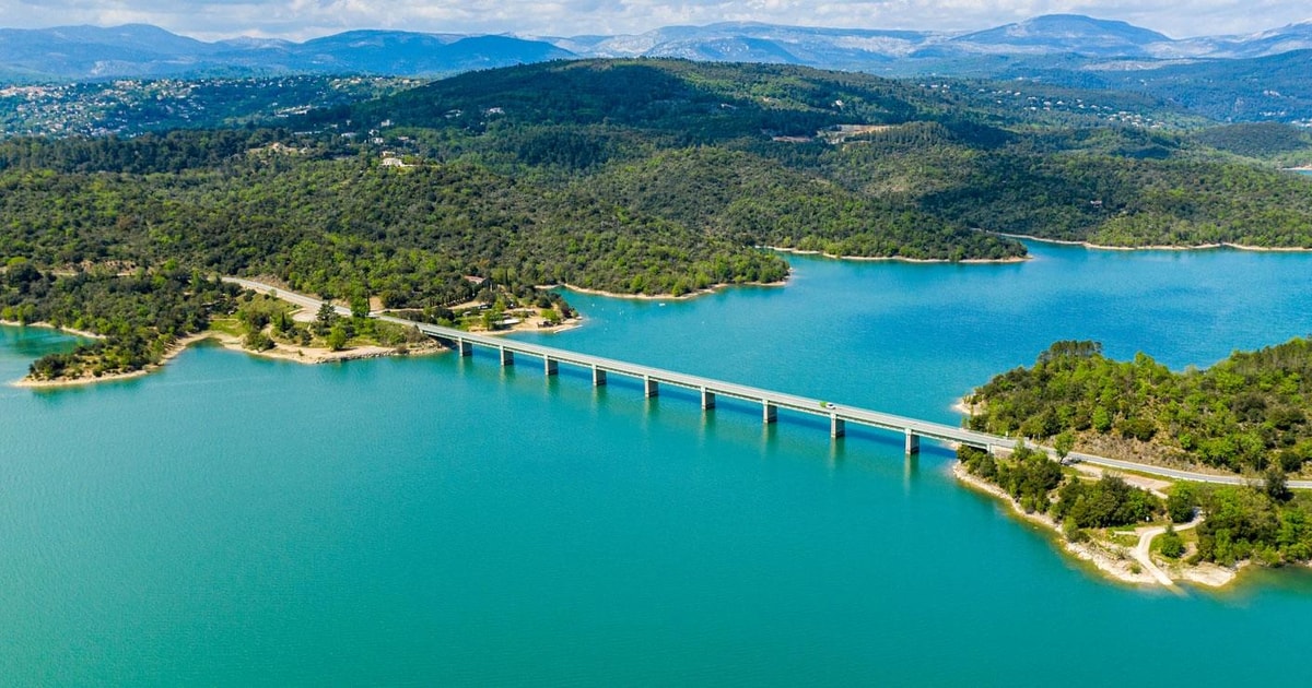 Landschaft, mittelalterliches Dorf und See Private geführte Tour