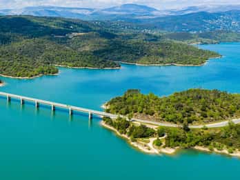 Countryside, Medieval Village and Lake Private Guided Tour