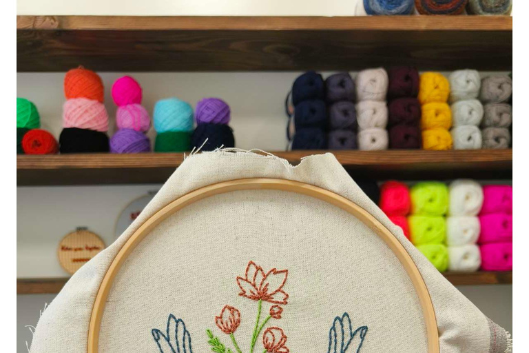Thessalonique : ateliers de broderie. Une expérience créative de slow craft.Thessalonique : Ateliers de broderie. Une expérience créative d'artisanat lent.