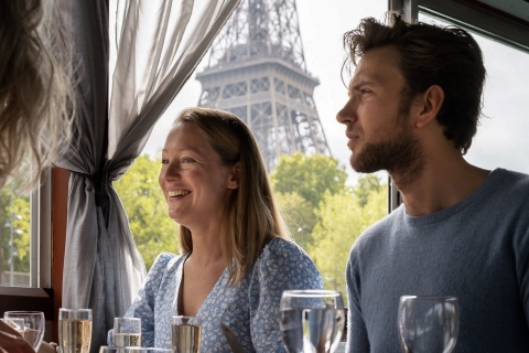 París: almuerzo de 3 platos en un crucero por el SenaCrucero romántico con almuerzo de 3 platos con champán y flores