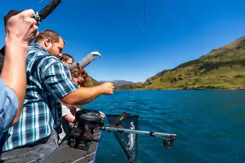 Lake Wānaka: 6 hour Fishing Adventure by Boat
