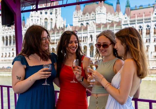 Budapest: Sightseeing Cruise with 1 Drink