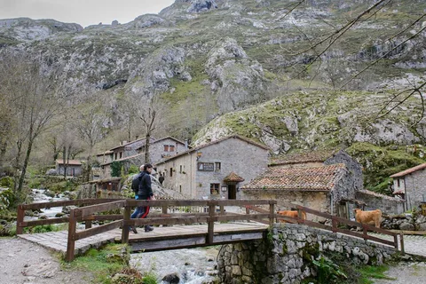Bulnes: Ausflug mit der Standseilbahn und der Käsehöhle Cabrales in den Picos de Europa