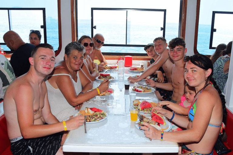 Alanya-Küstenkreuzfahrt: Sonne, Schwimmen und AusblickeTreffpunkt im Hafen von Alanya Am Boot